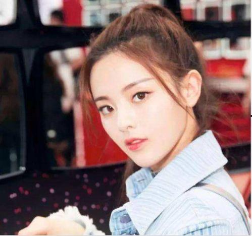 杨超越个人资料家庭,星途璀璨，家庭温暖的追梦女孩