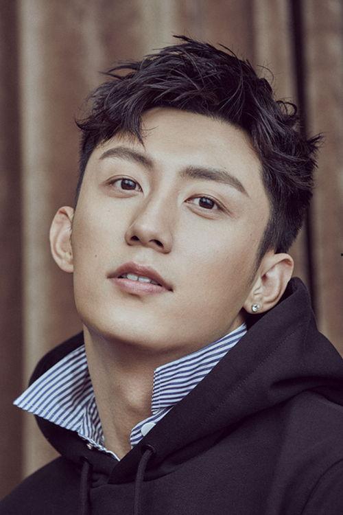 黄景瑜近期照片,魅力四溢尽显成熟魅力