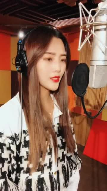 美女唱歌跑调网红,美女网红的另类魅力